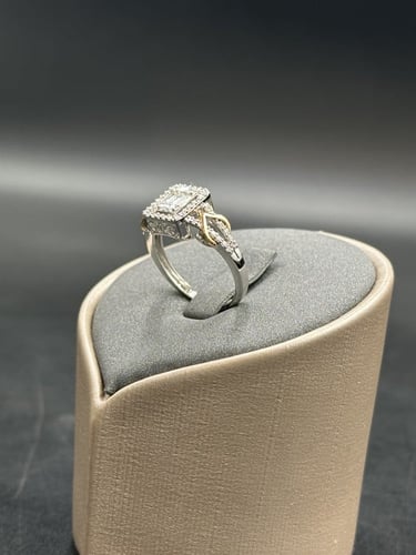 خاتم الماس فخم يضفي لمسة فاخرة لأطلالتك