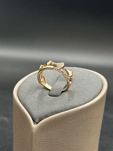 خاتم الماس ناعم بتصميم المثلثات الراقي