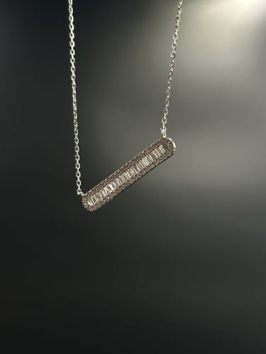 عقد الماس فخم بشكل مستطيل لأطلالة فريدة