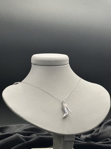 عقد الماس فخم بتصميم حذاء الاميرات الفريد