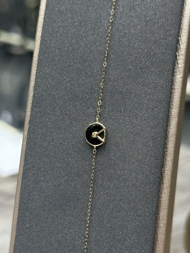 عقد ذهب مع اسوارة تصميم دائري مع صدف ملون لأطلالة...