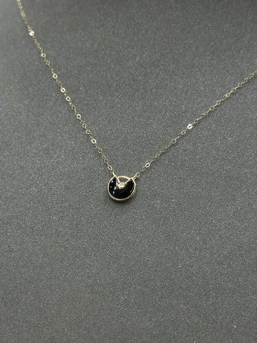 عقد ذهب مع اسوارة تصميم دائري مع صدف ملون لأطلالة...