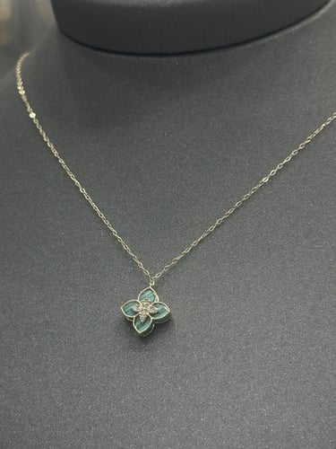 عقد شكل ورده ذهب تصميم الماس