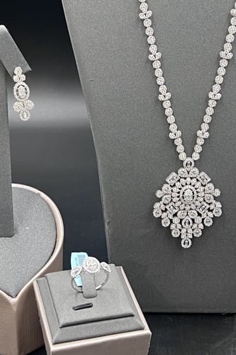 طقم ذهب ابيض شال موديل الماس عيار 18 وزن 30.15 جرا...