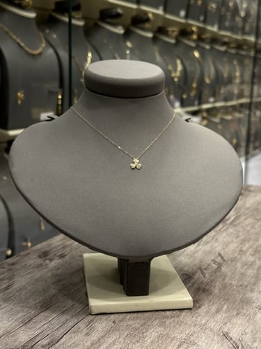 عقد وردة ذهب تصميم الماس