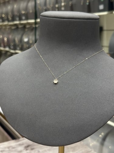 عقد سداسي ذهب مع صدف ابيض