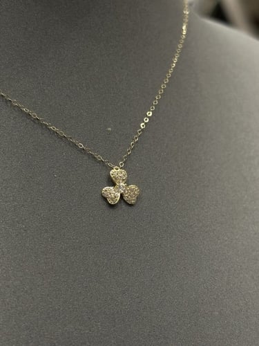 عقد وردة ذهب تصميم الماس