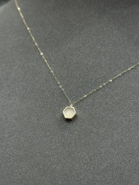 عقد سداسي ذهب مع صدف ابيض