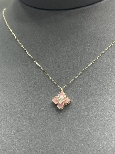 عقد شكل ورده ذهب تصميم الماس