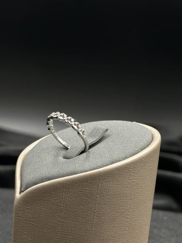 خاتم الماس نسائي مع ذهب عيار 18 لأطلالة انيقة