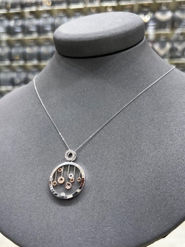 تعليقة الماس ناعمة مع ذهب أبيض بتصميم مميز لأطلالة...