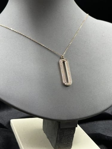 عقد الماس ناعم بتصميم مستطيل يضفي لمسة فاخرة