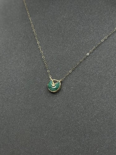 عقد ذهب مع اسوارة تصميم دائري مع صدف ملون لأطلالة...