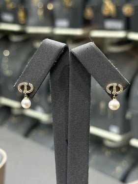 حلق ذهب مع لؤلؤ