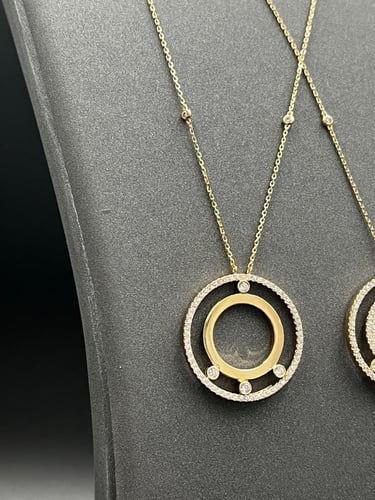 شال دائري ذهب عيار 18 ايطالي بتصميم الماس وزن 9.8...