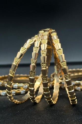 بناجر المها ذهب صافي بتصميم عصري عيار 21 باوزان مخ...