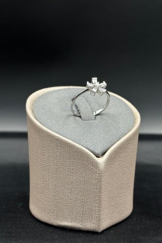 خاتم الماس وزن الذهب : 2.02 جرام وزن الألماس : 0.1...