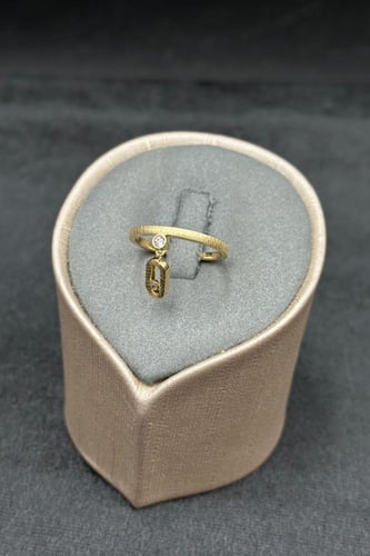 خاتم ذهب عيار 18 تصميم الماسي مستطيل وزن من 2.8 ال...