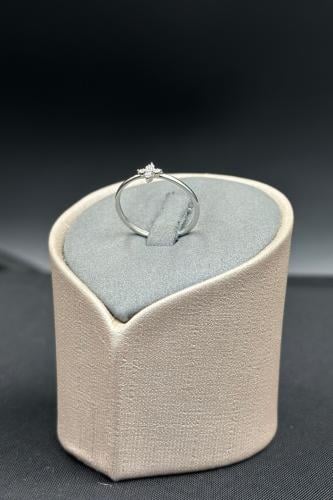 خاتم الماس وزن الذهب : 0.98 جرام وزن الألماس : 0.0...