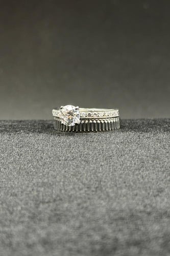 دبلة توينز ذهب ابيض مع فص سوليتير عيار 18 وزن 2.8...