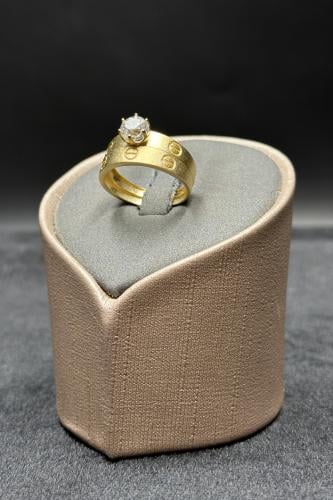 دبلة توينز ذهب مع فص سوليتير عيار 18 وزن من 2.7 ال...