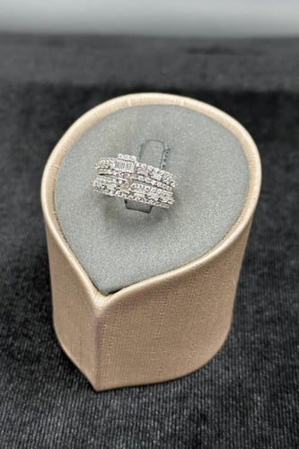 دبلة توينز ذهب ابيض مع باقيت تصميم الماس عيار 18 و...