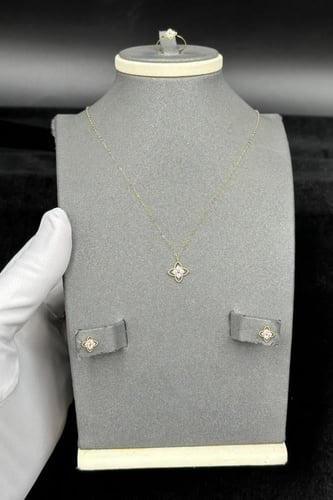 طقم اطفال زهرة ذهب تصميم الماس عيار 18 وزن من 1.4...