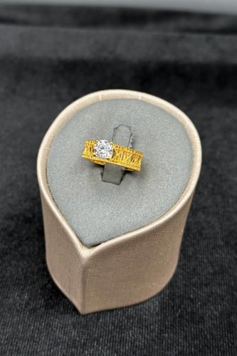 دبلة ذهب مع فص سوليتير عيار 21 وزن من 3.9 الى 4.4...