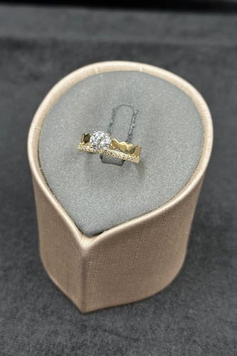 خاتم ذهب عيار 18 بتصميم خلية مع فص سوليتير وزن من...