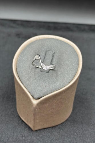 خاتم ذهب ابيض عيار 18 بتصميم الماسي انسيابي وزن 1....