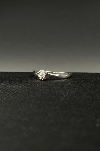 خاتم الماس وزن الذهب : 0.85 جرام وزن الألماس : 0.0...