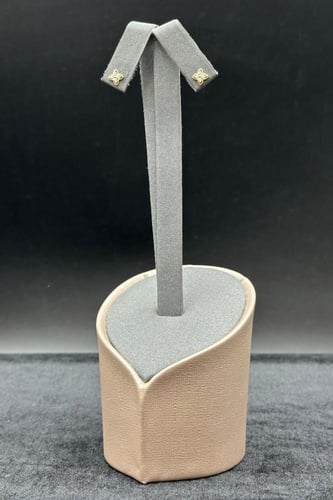 حلق زهرة ذهب تصميم الماس عيار 18 وزن من 0.6 الى 0....