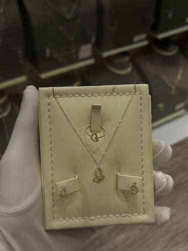 طقم أطفال شكل فراشة تصميم الماس