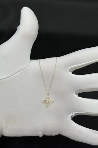 سلسال ذهب ناعم عيار 18 زهرة تصميم الماس وزن 0.7 جر...