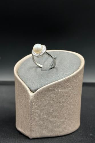 خاتم الماس وزن الذهب : 2.28 جرام وزن الألماس : 0.1...