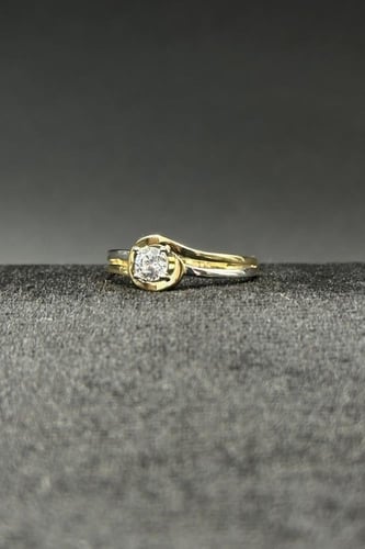 خاتم ذهب عيار 18 تصميم الماسي مع فص سوليتير وزن من...