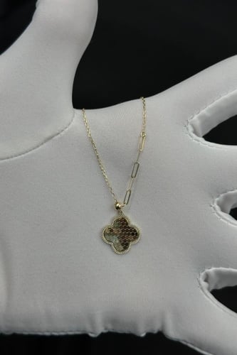 عقد ذهب عيار 18 بتصميم وردة وزن من 2.2 إلى 2.3 جرا...