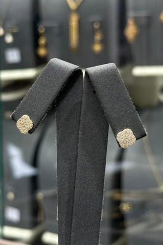 حلق ذهب ورده تصميم الماس