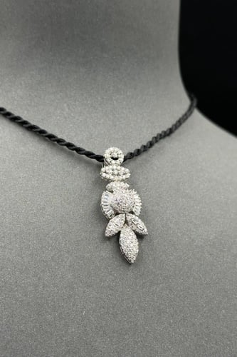 تعليقة ذهب ابيض مع باقيت تصميم الماس عيار 18 وزن 4...