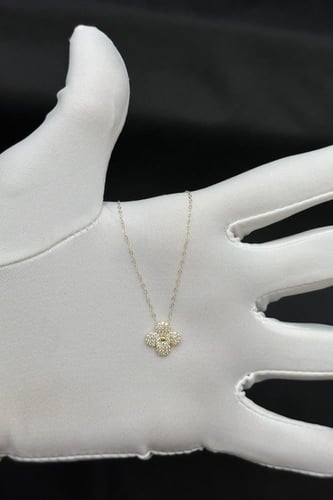 سلسلة ذهب عيار 18 وردة تصميم الماس وزن 0.8 جرام