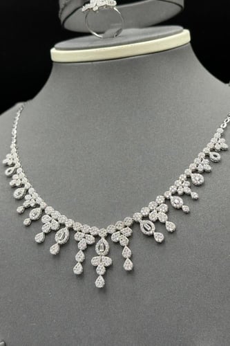 طقم زهرة ذهب ابيض تصميم الماس عيار 18 وزن 23.1 جرا...