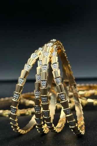 بناجر المها ذهب صافي بتصميم عصري عيار 21 باوزان مخ...