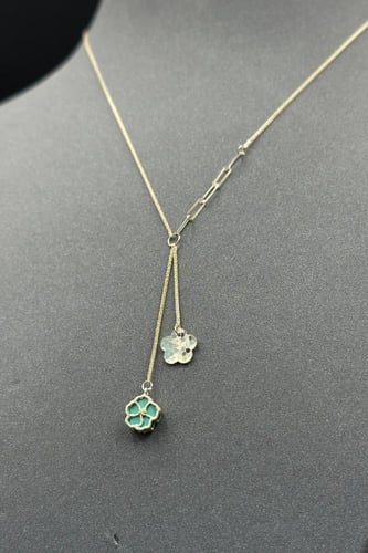 سلسال ذهب عيار 18 وردتين نازل مع صدف وزن من 1.3 ال...