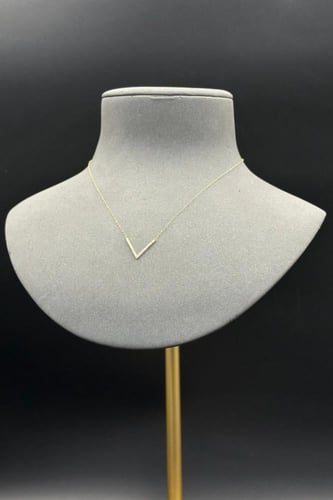 عقد V ذهب تصميم الماس عيار 18 وزن من 0.5 الى 0.6 ج...