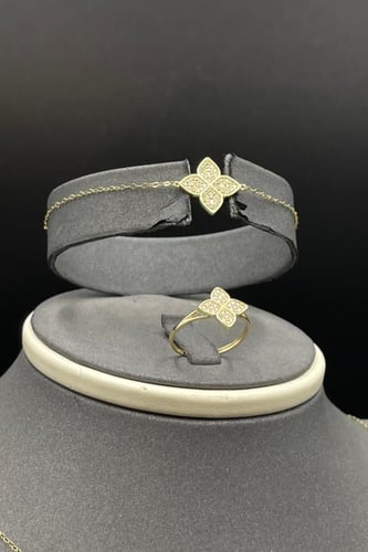 طقم وردة ذهب تصميم الماس عيار 18 وزن 7.7 جرام