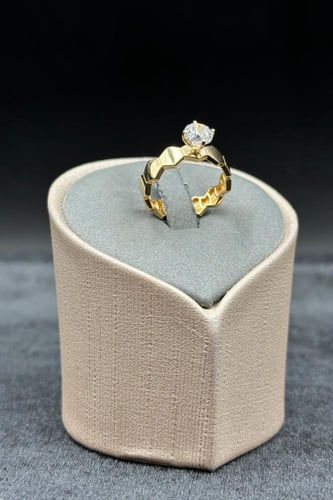 دبلة الخلية مع فص سوليتير ذهب تصميم الماس عيار 18...