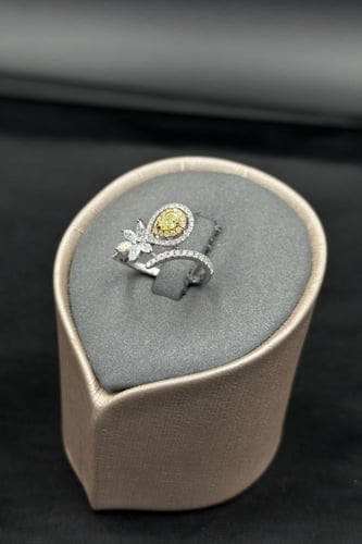 خاتم الماس وزن الذهب : 3.2 جرام وزن الألماس : 0.53...