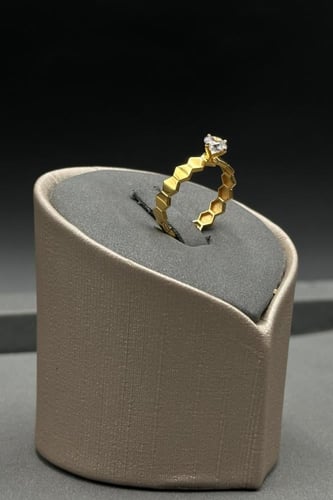 دبلة الخلية مع فص سوليتير ذهب تصميم الماس عيار 18...