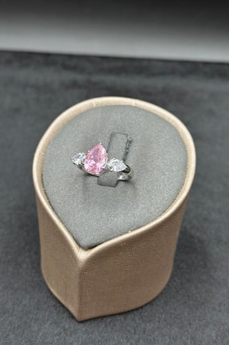 خاتم ذهب ابيض عيار 18 تصميم فص وردي وزن من 1.8 الى...