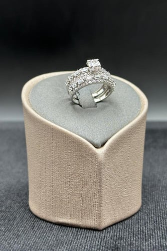 دبلة توينز ذهب ابيض مع باقيت تصميم الماس عيار 18 و...